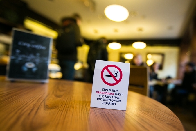 Paaugliai elektronines cigaretes traukia net mokyklose
