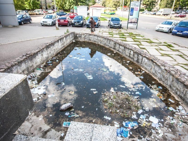 Apleisto fontano vietą užims automobiliai