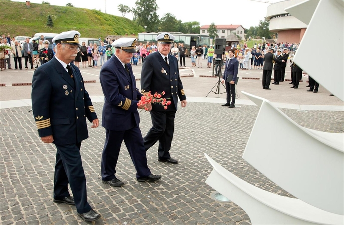 Minėjimas: prie paminklo  "Albatrosas" prisiminti išplaukę ir negrįžę jūrininkai.