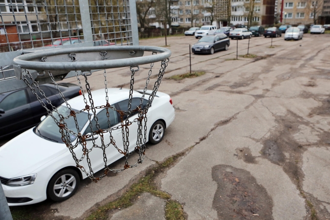 Klaipėdiečiai priversti automobiliais užstatyti ir krepšinio aikšteles.