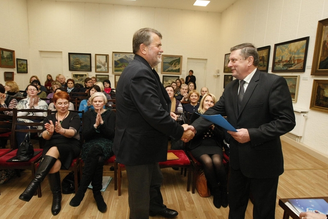 Laikinai direktoriaus pareigas einantis A.Vaitkus (dešinėje) spaudė ranką pranešėjams.