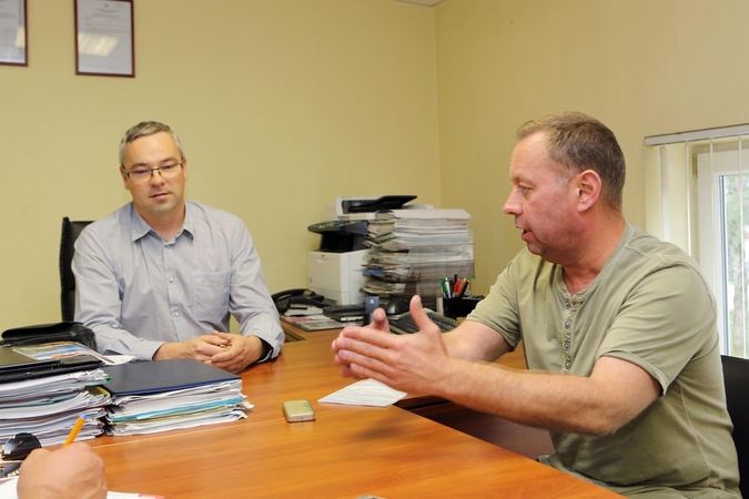 Taksi įmonės atstovas A.Lingevičius (dešinėje) nusiteikęs su P.Pleskovo (kairėje) vadovaujama įstaiga bylinėtis dėl nuostolių atlyginimo.