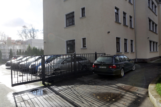 Keistuolis šokinėja per prokuratūros tvorą