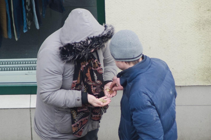 Taktika: parduotuvių apsaugininkams tenka nuolat vaikyti pinigų kaulytojus, kurie bando sugraudinti melagingomis istorijomis.