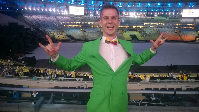 Netikėtumas: D.Guzauskas olimpiados atidarymo ceremoniją stebėjo vilkėdamas mūsų vėliavos spalvų rūbais. Daugybė žmonių dėl to norėjo su juo fotografuotis.