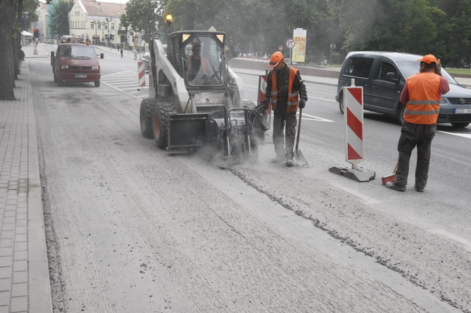 Darbai: trečiadienį Herkaus Manto gatvėje vėl buvo šalinamos susidariusios provėžos.