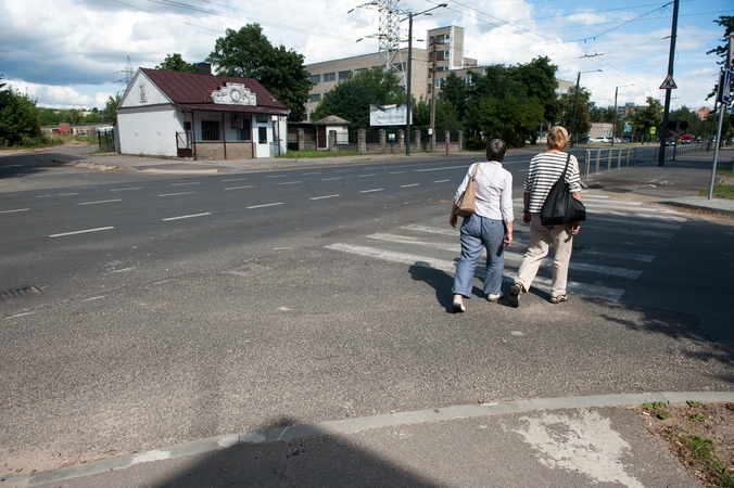 Kauniečiai baksnoja į paliktą broką