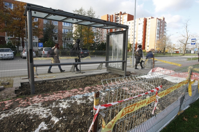 Nauda: Kretingos gatvės gyventojai, laukdami autobuso, turės, kur pasislėpti nuo vėjo ir lietaus.