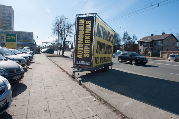 Nelegalu: verslininkai reklaminių priekabų su savivaldybe nederino.