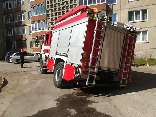 Įstrigo: priešgaisrinės gelbėjimo tarnybos vyrams patiems teko gelbėti smegduobėje vienu ratu įstrigusią mašiną.