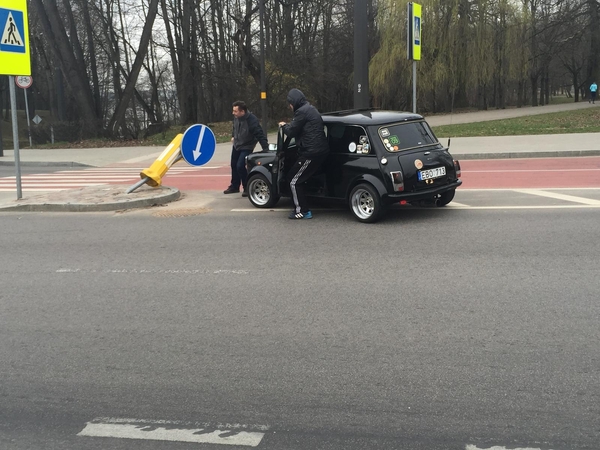 Kaune automobilis rėžėsi į kelio ženklą
