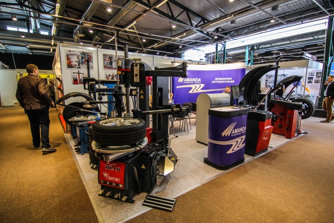 Parodoje pristatoma technika leis pagreitinti automobilio priežiūros procesą