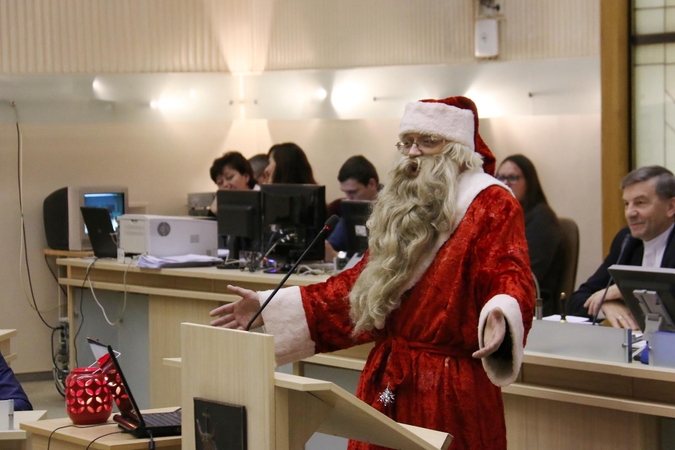 Kalėdų Senis lakstė po savivaldybę