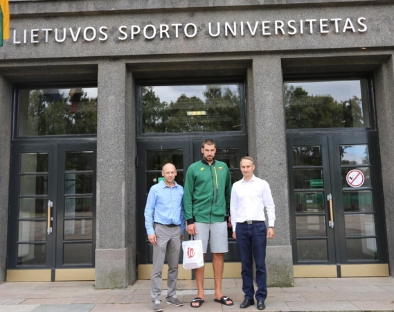 Apie trenerio darbą svajojantis J. Valančiūnas tapo studentu