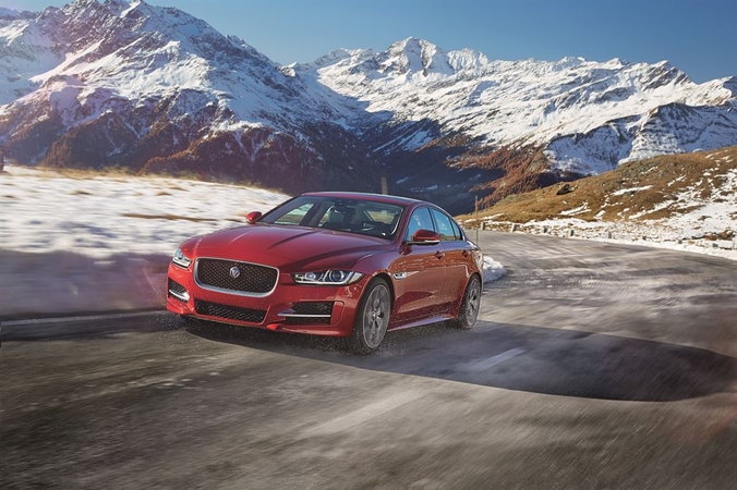 „Jaguar XE“ ginkluojasi: keturi varantieji ratai ir daugiau išmaniųjų sistemų