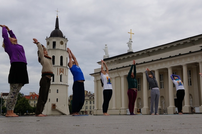 Tarptautinę jogos dieną – masinis saulės pasveikinimas