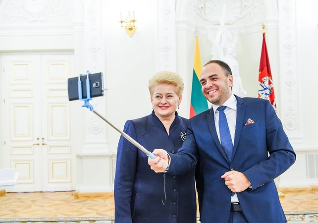 Jaunasis mokslininkas nepabijojo pasidaryti asmenukę su prezidente