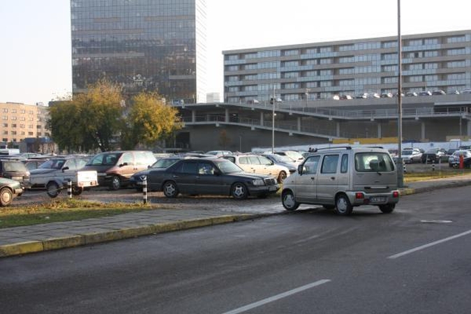 Nuo kovo - mėnesiniai leidimai statyti automobilius žalioje ir geltonoje zonoje