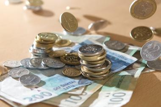 Du broliai mušė pensininką žarstekliu ir reikalavo pinigų