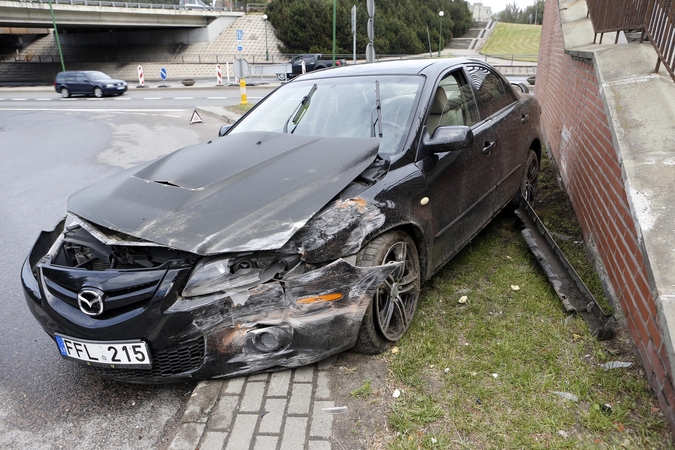 Automobilis trenkėsi į sieną