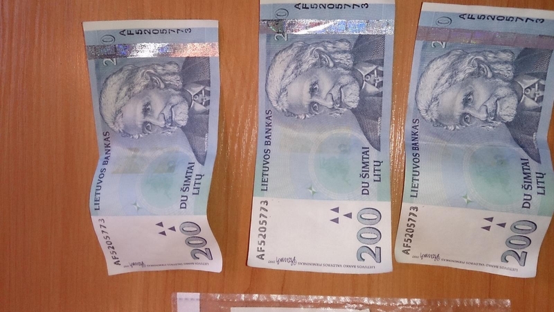 Kaune sulaikyta gauja, platinusi padirbtus 200 Lt vertės banknotus 