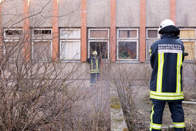 Apleistame kino studijos pastate degė šiukšlės