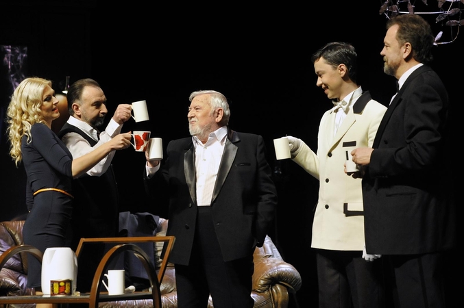 Scena iš Klaipėdos dramos teatro spektaklio „Viskuo kaltas teatras“.