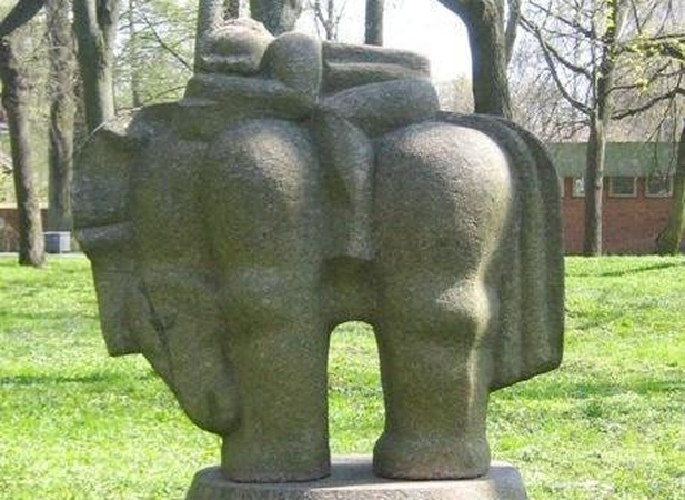 Rimanto Dauginčio skulptūra „Naktigonė“ (1982) puošia Klaipėdos skulptūrų parką.