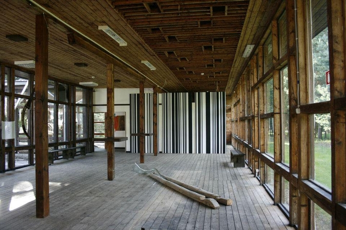Pernai apleistame Palangos parodų paviljone parodą buvo surengusi grupė „Antiloxai“.