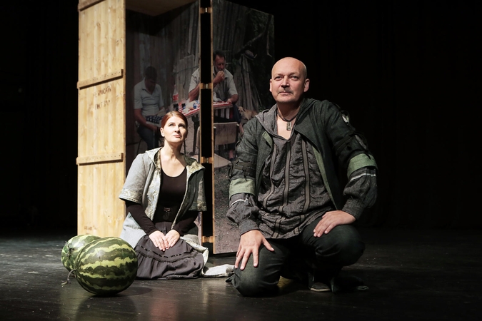 Scena iš naujojo Klaipėdos Pilies teatro spektaklio „Žaislinis pistoletas“.