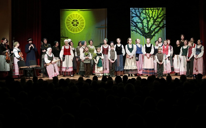 Scena iš klaipėdiečių folkloro spektaklio „Jau saulelė“.
