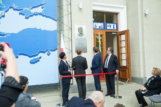 Nulenkė galvą prieš žydų gelbėtoją Č. Sugiharą