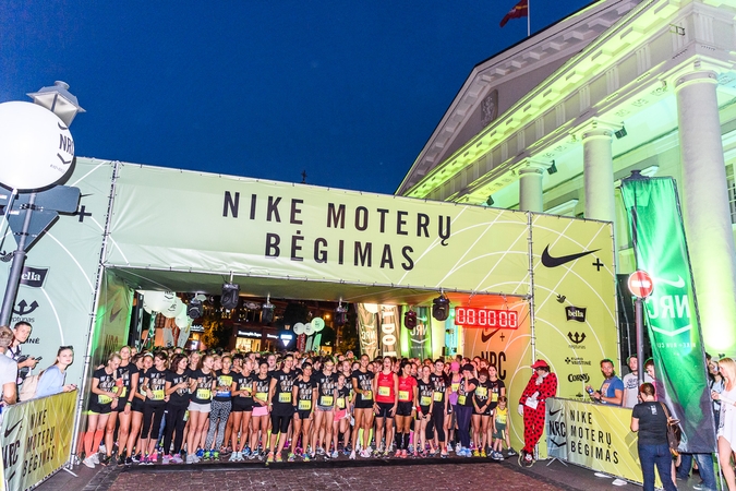 Naktiniame bėgime moterys išlydėjo vasarą