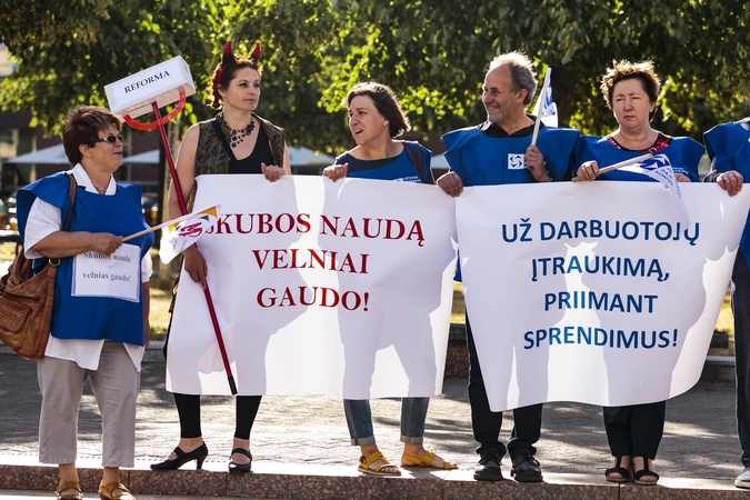Piketuotojai piktinasi: kodėl dirbantys žmonės moka didžiausius mokesčius