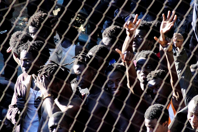 Pro Maroką ir Ispanijos teritoriją skiriančią tvorą prasiveržė 400 migrantų