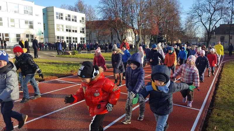 Aleksotiškiai džiaugiasi atnaujintu sporto aikštynu