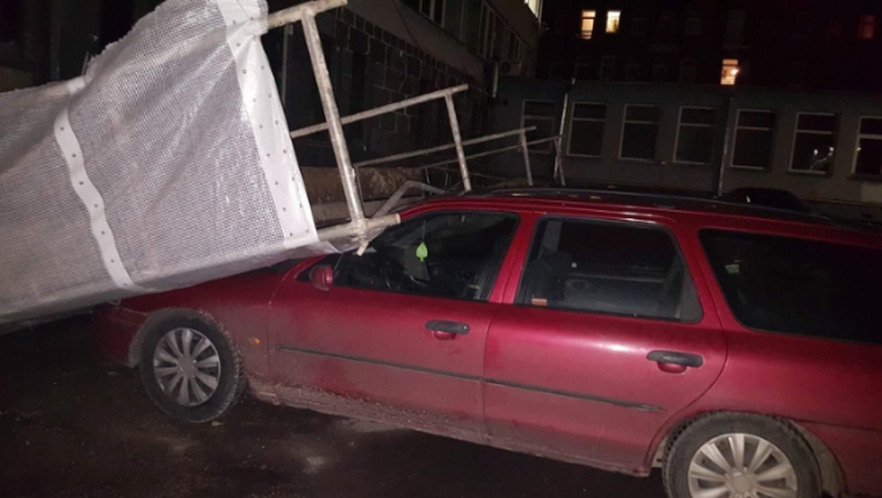 Kauno centre ant automobilio užgriuvo pastoliai