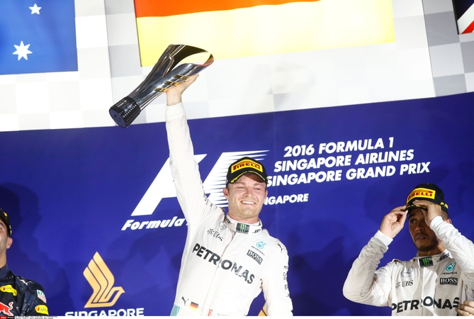 Laimėjęs „Formulės 1“ etapą Singapūre N. Rosbergas tapo sezono lyderiu