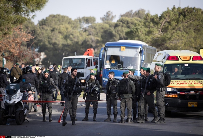 Palestiniečio išpuolis Jeruzalėje: žuvo keturi kariai, 17 žmonių sužeista