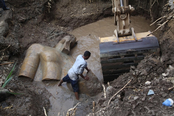 Kaire rastos dvi Egipto faraonų statulos