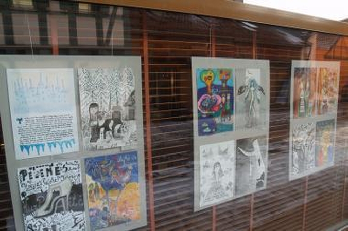 Kaligrafinio paveikslo konkurso parodoje – vaikų piešiniai