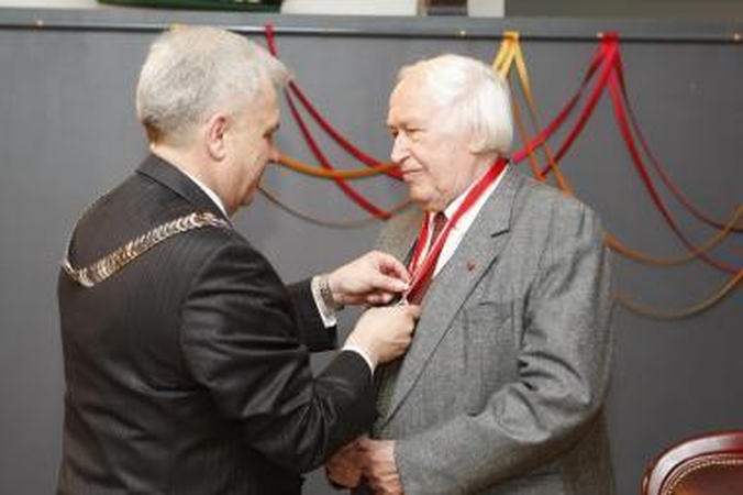 B.Aleknavičiui įteiktos Garbės piliečio regalijos