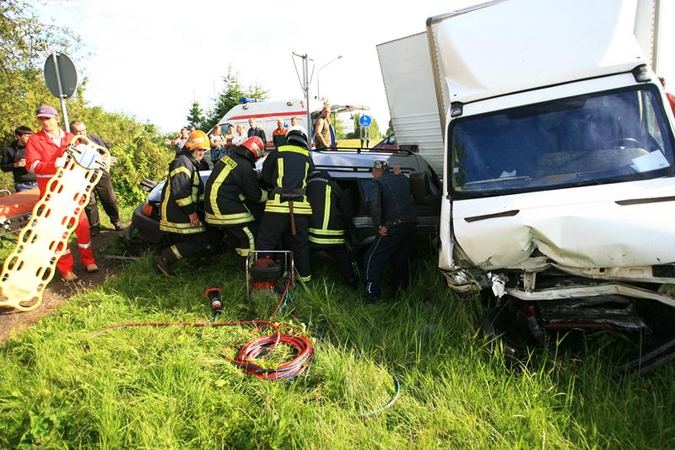 Šilutėje sunkvežimis taranavo lengvąjį automobilį