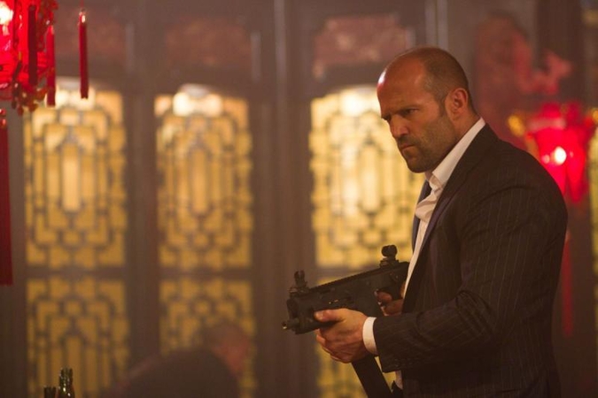 Filme „Profas“ Jasonas Stathamas svaidosi riebiais rusiškais keiksmais