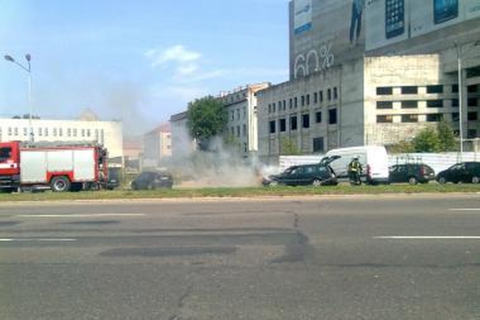 Karaliaus Mindaugo prospekte degė automobilis