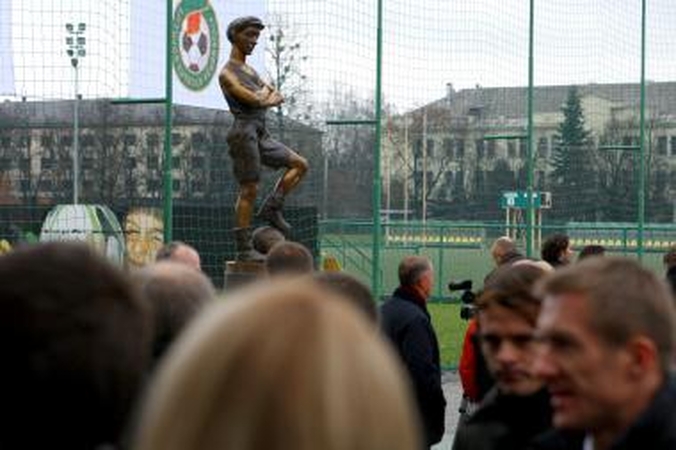Futbolo akademijos pabaigtuvėms - skulptūra ir nauja aikštė