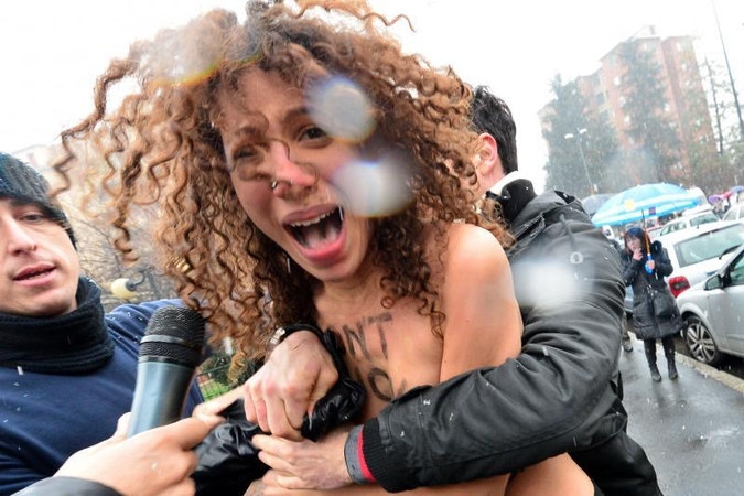 Iki pusės nuogos feministės puolė prie S. Berlusconi (foto)