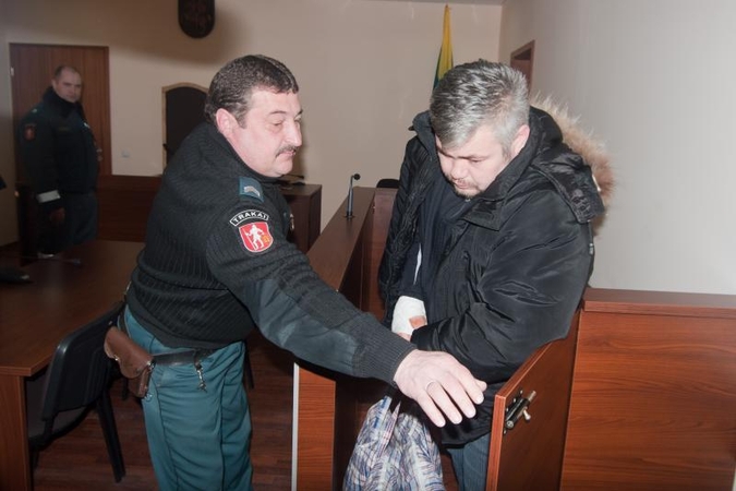 Teismas spręs, ar toliau namų arešte laikyti tragišką avariją sukėlusį Trakų ekspolicininką
