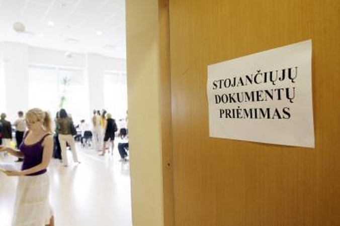 Valstybės finansuojamų studijų vietų gali mažėti