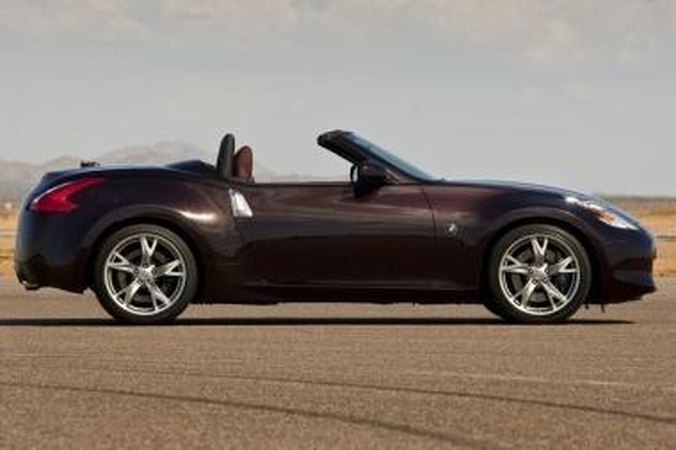 „Nissan 370Z Roadster“ prekyboje – jau kovą